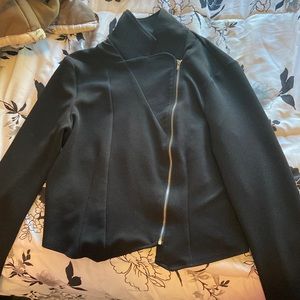 Selling a jacket for $15 it’s only been worn 2 times and is washed.